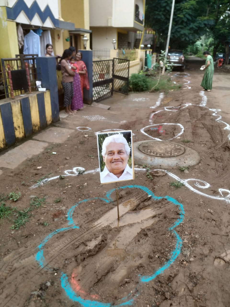 PublicNext-324054-291152-Hubballi-Dharwad-Politics-Infrastructure-Local-residents-planting-a-Rangoli